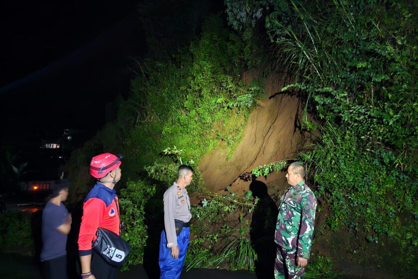 Hujan Deras Di Temanggung Akibatkan Tebing Setinggi 8 Meter Longsor, Tutup Akses Jalan di Gemawang