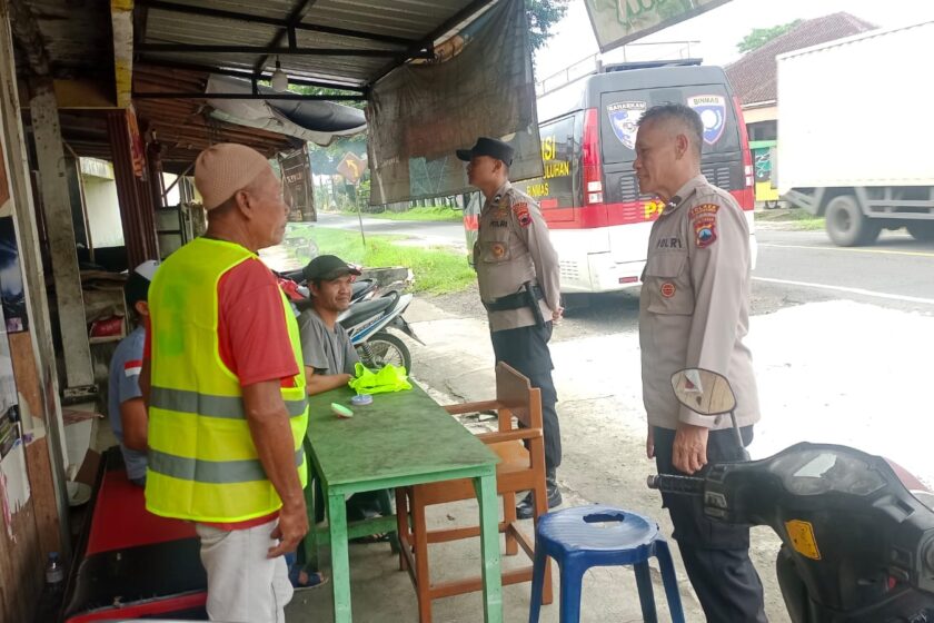 Ops Aman Candi 2025, Satgas Binmas Polres Temanggung Himbau “Pak Ogah” di Lingkar Ngadirejo